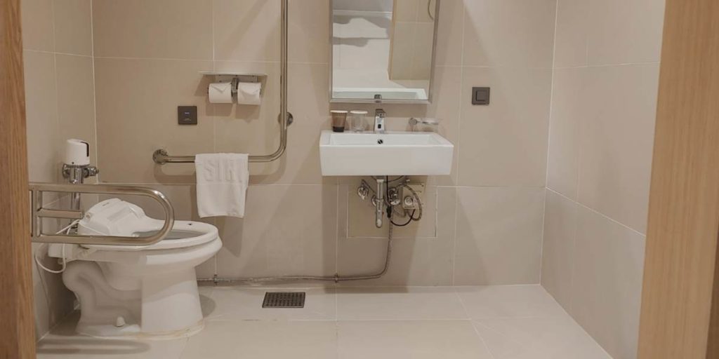Cabine douche vs bain traditionnel PMR
