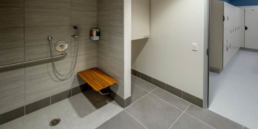 Dimensions douche PMR : spécifications techniques obligatoires