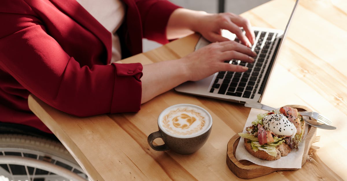 découvrez comment aménager une cuisine accessible, fonctionnelle et sécurisée pour tous. conseils, astuces et solutions pour favoriser l’autonomie et le confort au quotidien.
