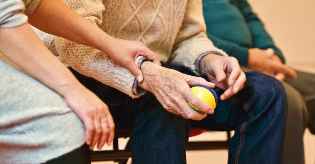 découvrez l’essentiel sur la maladie d’alzheimer : symptômes, causes, traitements et conseils pour accompagner les patients et leurs proches au quotidien.