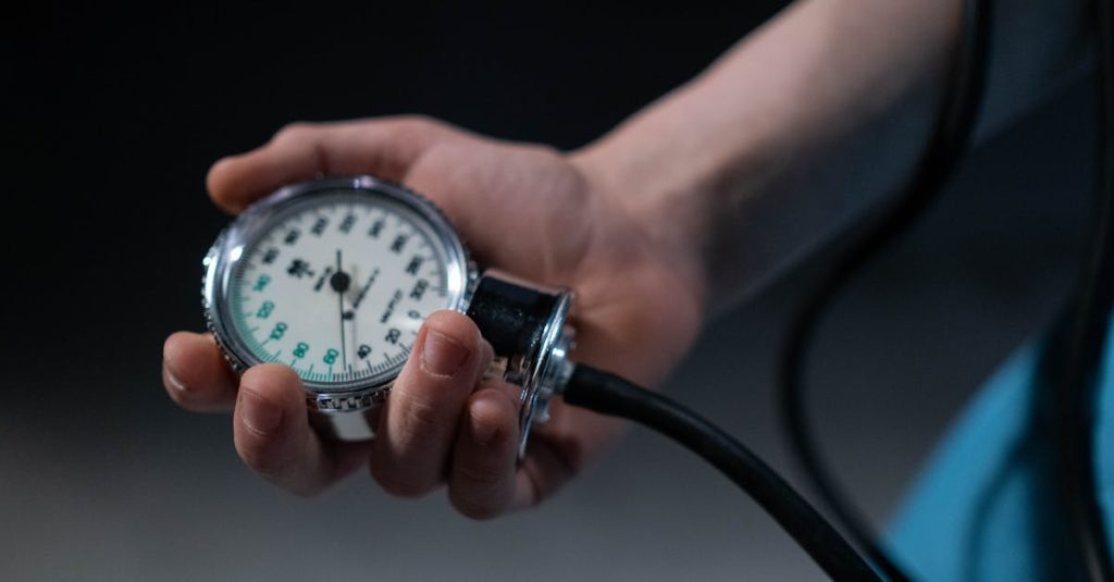 découvrez notre tensiomètre fiable et facile à utiliser pour surveiller votre pression artérielle à domicile. précis, rapide et adapté à tous, il vous aide à prendre soin de votre santé au quotidien.