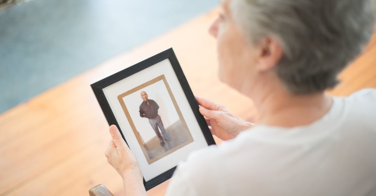 découvrez les causes, symptômes et traitements de la dépression chez les personnes âgées. informez-vous pour mieux comprendre et aider vos proches seniors à faire face à cette maladie.