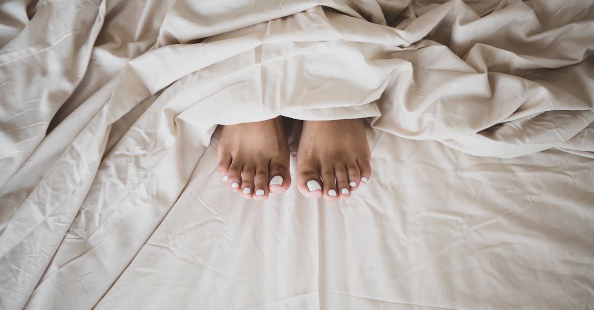découvrez comment réaliser une pédicure à domicile facilement et efficacement. conseils, astuces et étapes pour des pieds doux, soignés et en pleine santé sans quitter votre maison.