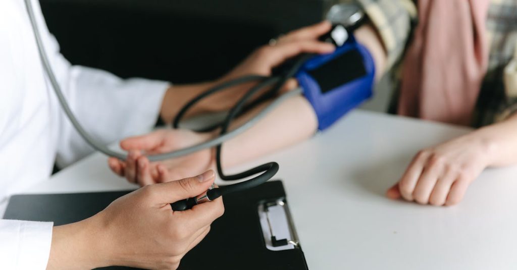découvrez les causes, symptômes, traitements et conseils de prévention de l'hypertension. informez-vous pour mieux comprendre et gérer la tension artérielle élevée.