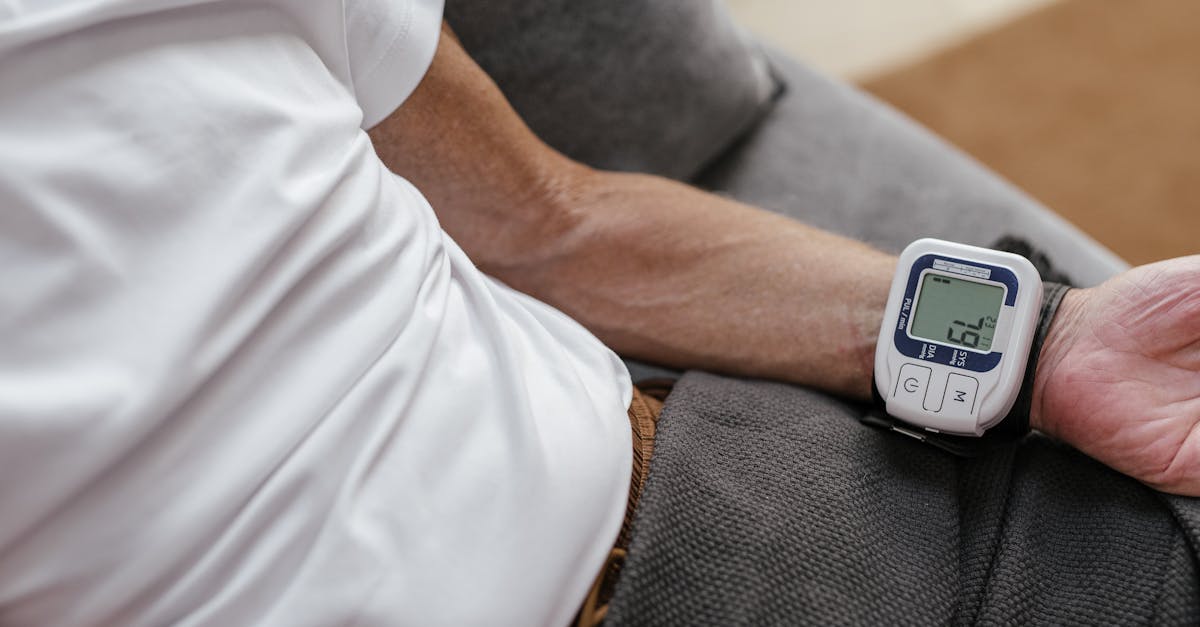 découvrez tout ce qu'il faut savoir sur l'hypertension : causes, symptômes, traitements et conseils pour mieux la prévenir et la gérer au quotidien.