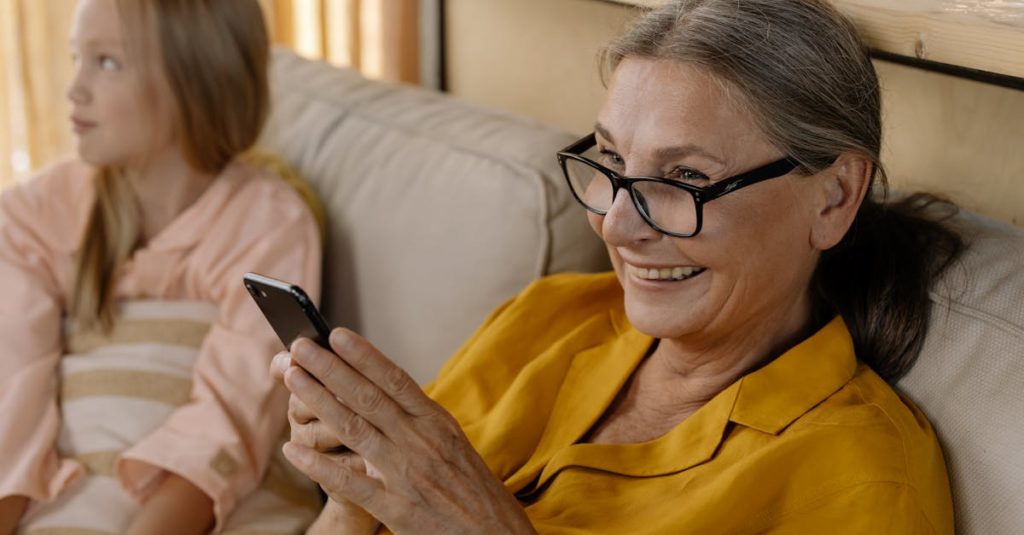 découvrez les avantages de la cohabitation intergénérationnelle : une solution innovante pour renforcer les liens sociaux, partager les expériences et favoriser la solidarité entre les générations, tout en offrant un logement adapté à chacun.