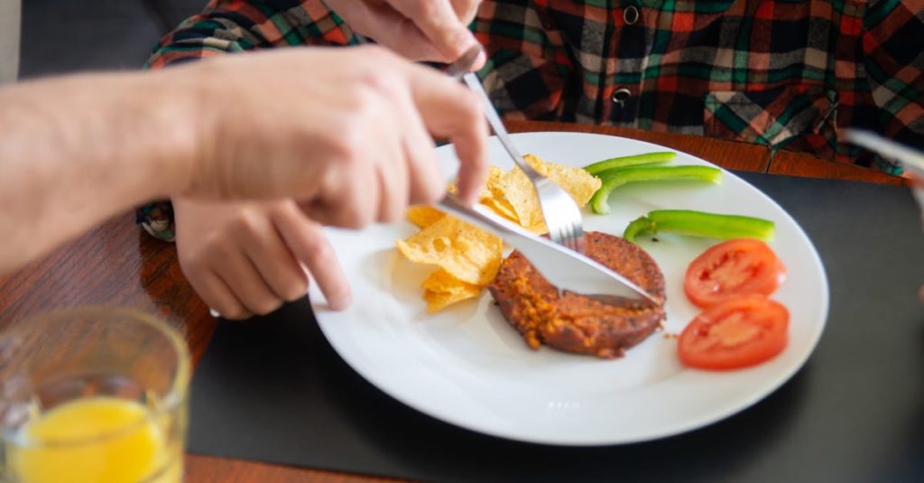découvrez nos solutions d'aide aux repas : conseils, astuces et services pour vous accompagner au quotidien et faciliter la préparation de repas équilibrés adaptés à vos besoins.