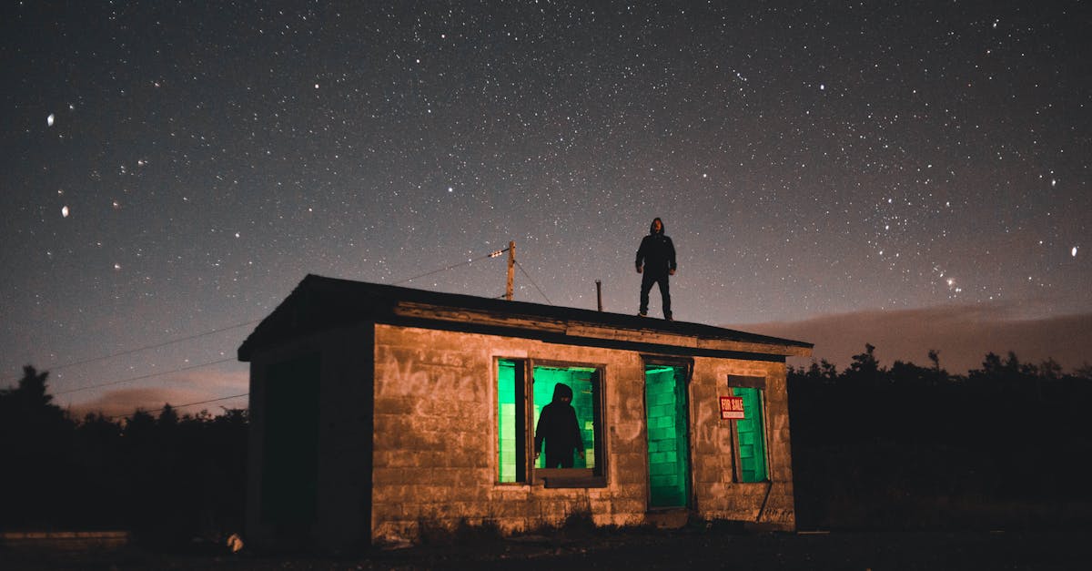 découvrez un night shelter : un refuge de nuit offrant un hébergement sûr et temporaire aux personnes sans domicile, avec des services d’accueil, de repas et d’accompagnement social.