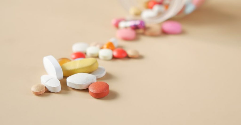 découvrez ce qu'est la polypharmacie, ses causes, ses risques pour la santé et des conseils pour mieux gérer la prise simultanée de plusieurs médicaments, notamment chez les personnes âgées.