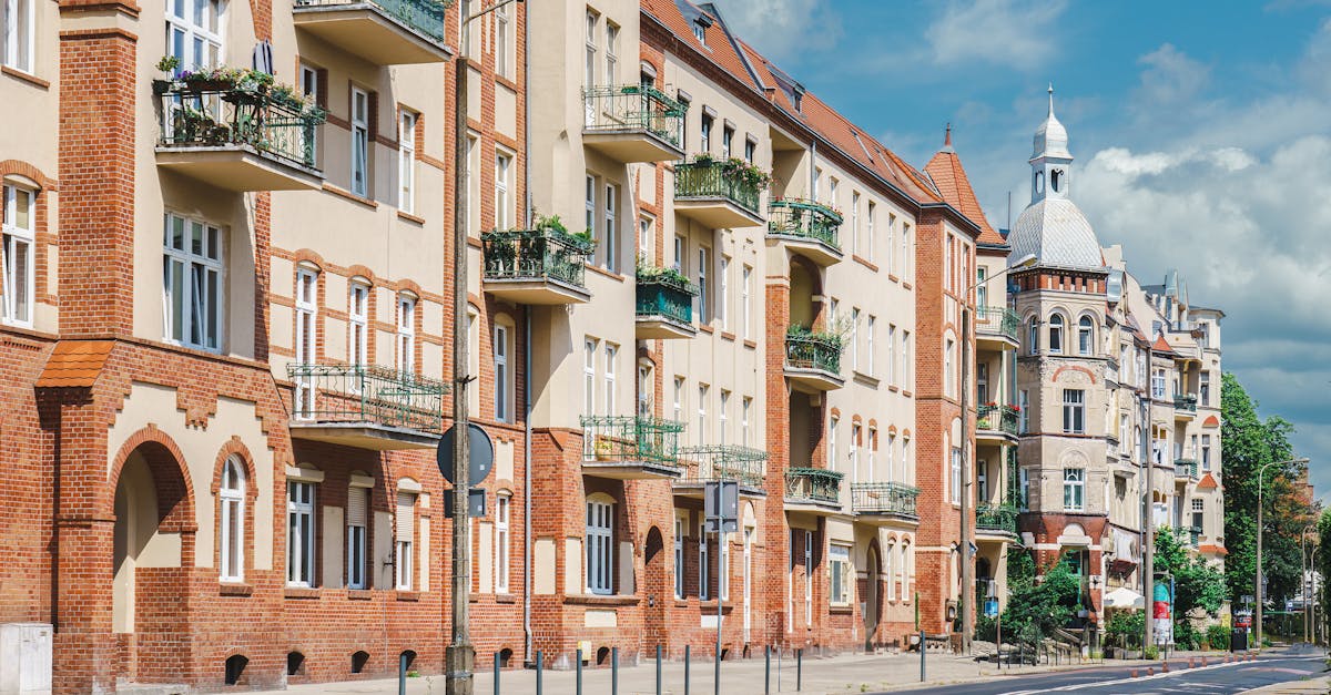découvrez tout ce qu'il faut savoir sur le démembrement immobilier : définition, avantages, principes et conseils pour optimiser votre investissement en nue-propriété et usufruit.