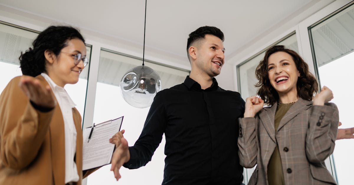 découvrez le fonctionnement des real estate investment trust (reit), des instruments financiers permettant d’investir dans l’immobilier sans acheter directement de biens. avantages, inconvénients et conseils pour diversifier votre portefeuille avec ces fonds immobiliers cotés en bourse.