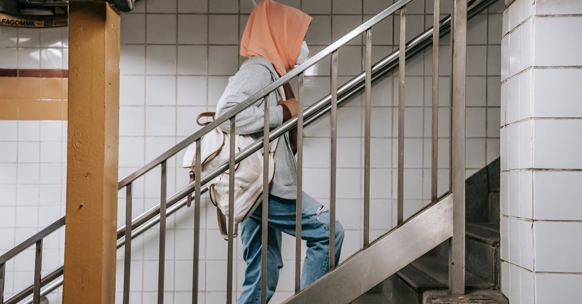 découvrez nos solutions de sécurité pour escaliers : produits et conseils pour prévenir les chutes et assurer la protection de tous dans votre maison ou votre entreprise.