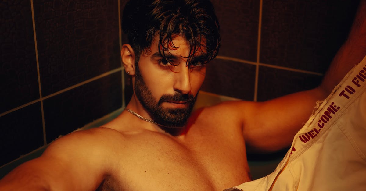 découvrez le siège de bain pivotant, conçu pour offrir confort et sécurité pendant la toilette. idéal pour les personnes à mobilité réduite, il facilite l'accès et les mouvements dans la baignoire.